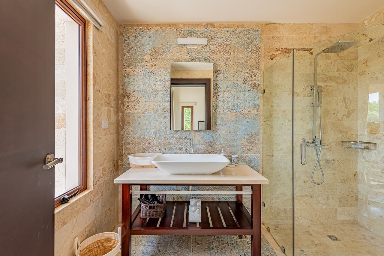 Arredo Bagno su Misura: Pietre Naturali e Design Alpino