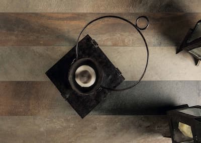 Ergon Cornestone Slate Multicolor | Carrelage imitation pierre Multicolor. Carrelage de couleur noir avec des nuances de couleur marron/rougeâtre. Surface à casse naturel rectifié