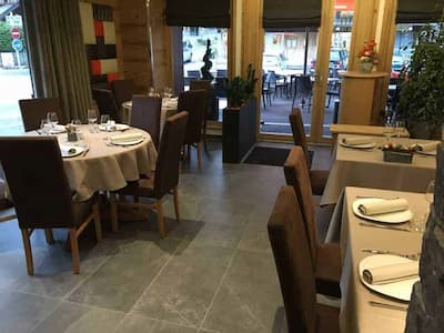 Provenza Mistique Black | Surface rustique de carreaux d'imitation de pierre noire avec de fausses fissures et des bords martelés taille 45x90 rectifié