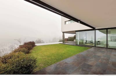 Cercom Multicolor | Carrelage imitation pierre Multicolor. Carrelage de couleur noire avec des nuances marron / rougeâtre 60x60 R11 surface antidérapante R11 pour l'extérieur