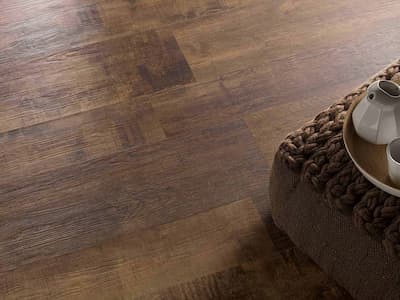 Serenissima Norway Beautiful Shade | Carrelage effet bois de couleur marron foncé avec des nuances tendant vers un marron plus clair veinures ombrées effet scié brossé taille 20x120 épaisseur 10mm