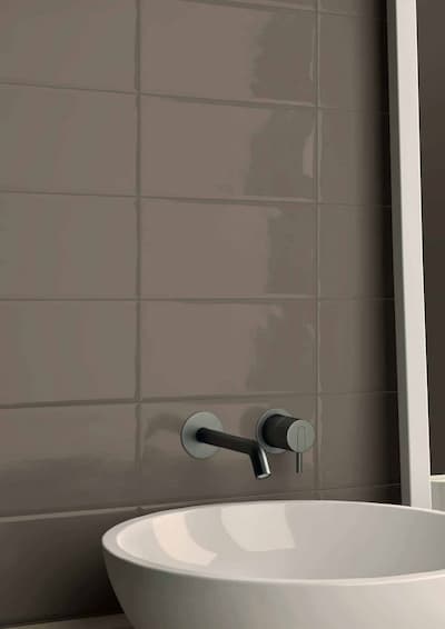 Ergon Trend Taupe | Carrelage imitation majolique marron taupe taille 12,5x25 avec bords usinés et surface ondulée avec finition brillante épaisseur 9 mm