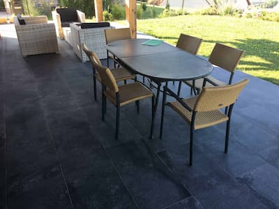 Casalgrande Padana Amozzonia Dragon Black | Carrelage imitation pierre de couleur noir avec nuances de gris foncé surface antidérapante R11 non uniforme rétifiée taille 45x90 épaisseur 10 mm