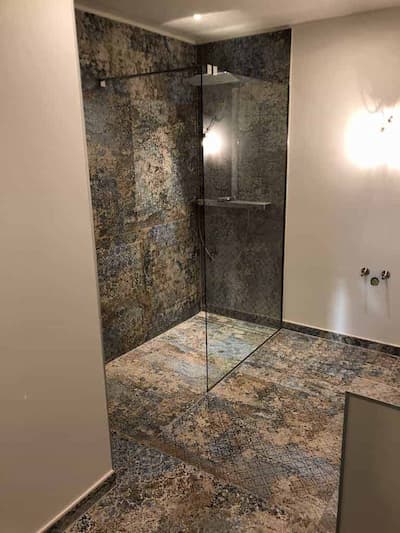 Aparici Carpet Vestige Natural | Carreau décoré imitation Azulejos taille 100x100. Carrelage avec des couleurs colorées allant du marron, au beige et au bleu avec différents types de motifs