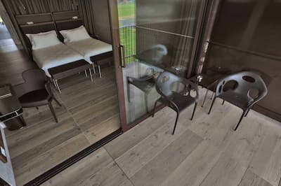 Emiceramica MIllelegni Larch | Carrelage imitation bois mélèze. Couleur mixte du brun foncé au brun clair avec présence de nœuds. Surface brossée taille 15x120 et 20x120 rétifiée.