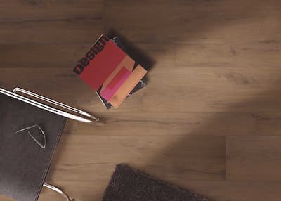 Casalgrande Padana Tavolato Marrone Medio | Carreau effet bois de couleur marron moyen, nuancé, avec surface à effet raboté et présence de nœuds. Formats 20x120 et 15x20 avec couleur assortie des joints.